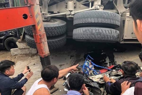 hung yen lat xe cho cat 3 ong chau di xe may bi de thuong vong