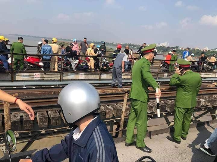 buon chuyen gia dinh cha om con 7 thang tuoi ra cau long bien dinh tu van
