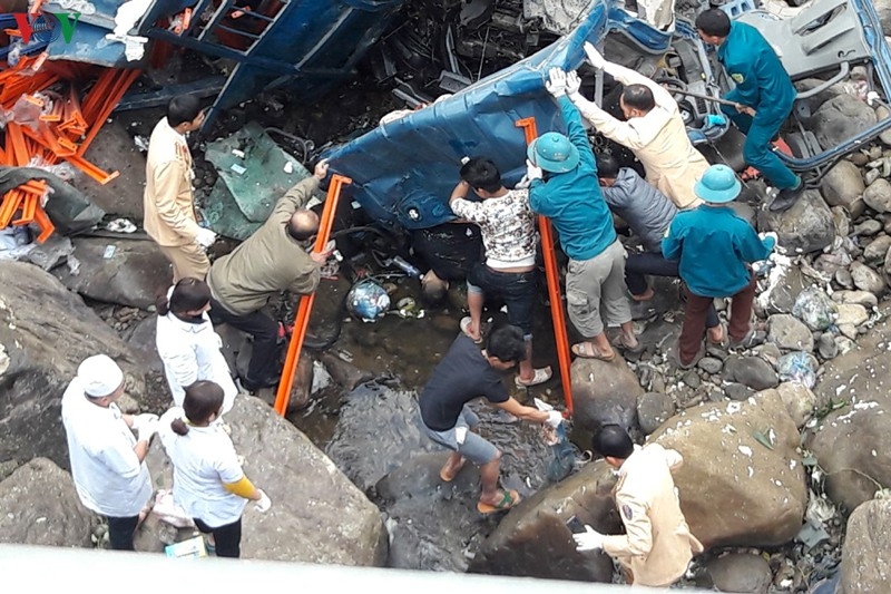 va cham voi xe may xe tai lao xuong vuc khien 3 nguoi tu vong