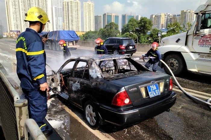 ha noi o to bien xanh boc chay du doi tren duong vanh dai 3