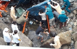 ba nguoi trong mot gia dinh tu vong sau khi va cham voi xe dau keo