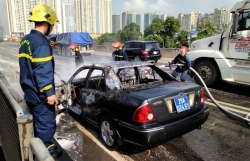 ha noi o to bien xanh boc chay du doi tren duong vanh dai 3