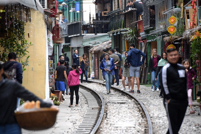 ca phe duong tau nhon nhip bat chap lenh cam