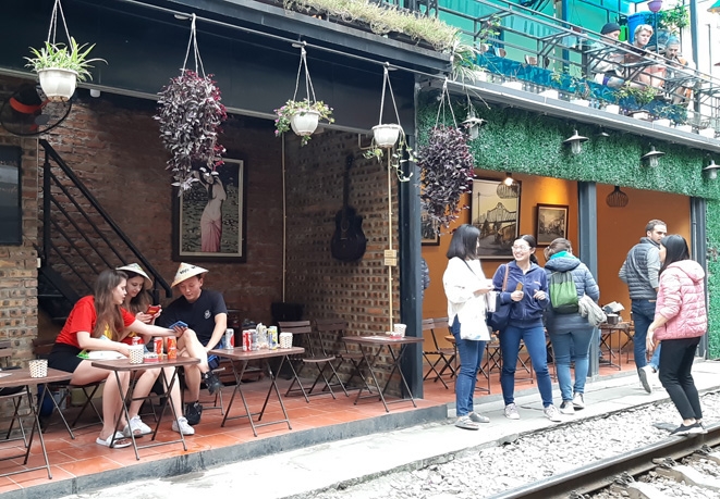 ca phe duong tau nhon nhip bat chap lenh cam