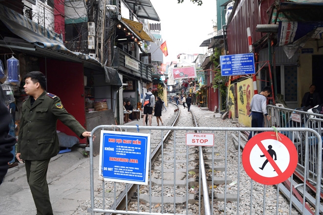 ca phe duong tau nhon nhip bat chap lenh cam