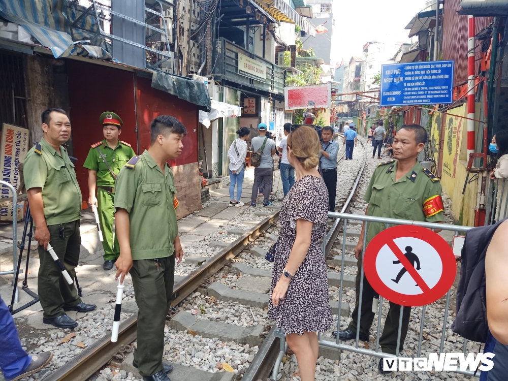 ca phe duong tau nhon nhip bat chap lenh cam