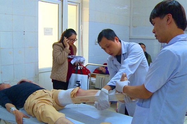 bi kiem tra nam thanh nien ro ga lao thang vao csgt