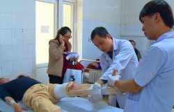 ha noi nam thanh nien cho ban gai vuot den do tong thang vao csgt