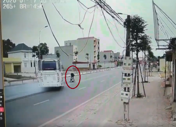 video o to phanh chay lop tranh xe may sang duong au