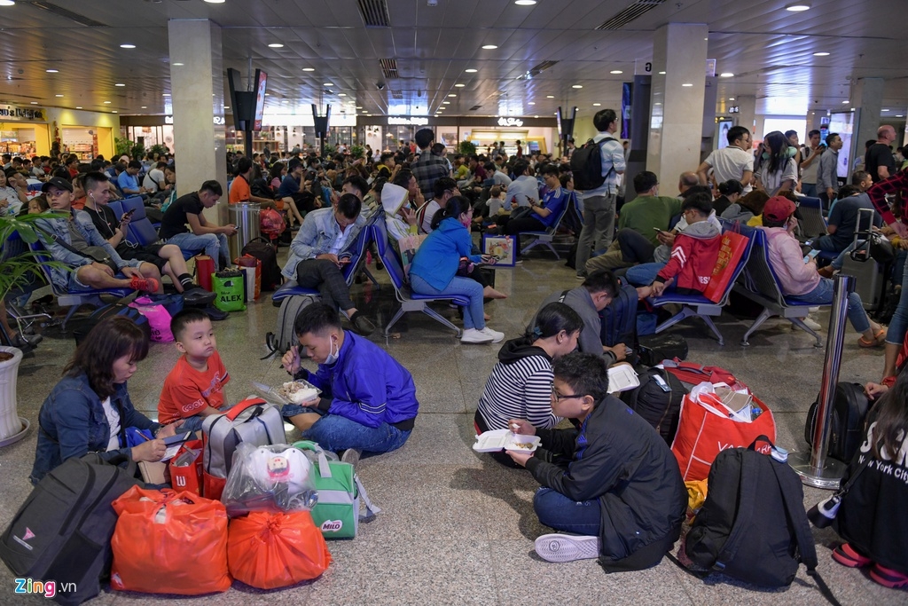 nguoi gia tre em met moi va vat o san bay tan son nhat cho duoc ve que don tet