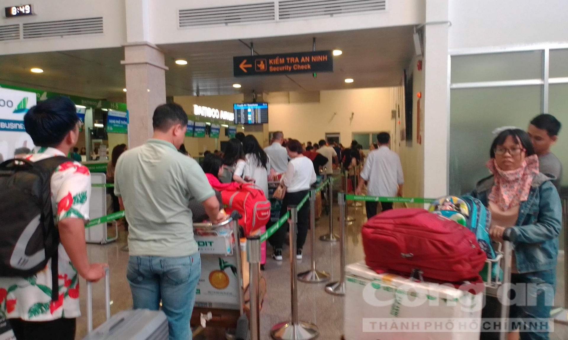 nguoi gia tre em met moi va vat o san bay tan son nhat cho duoc ve que don tet