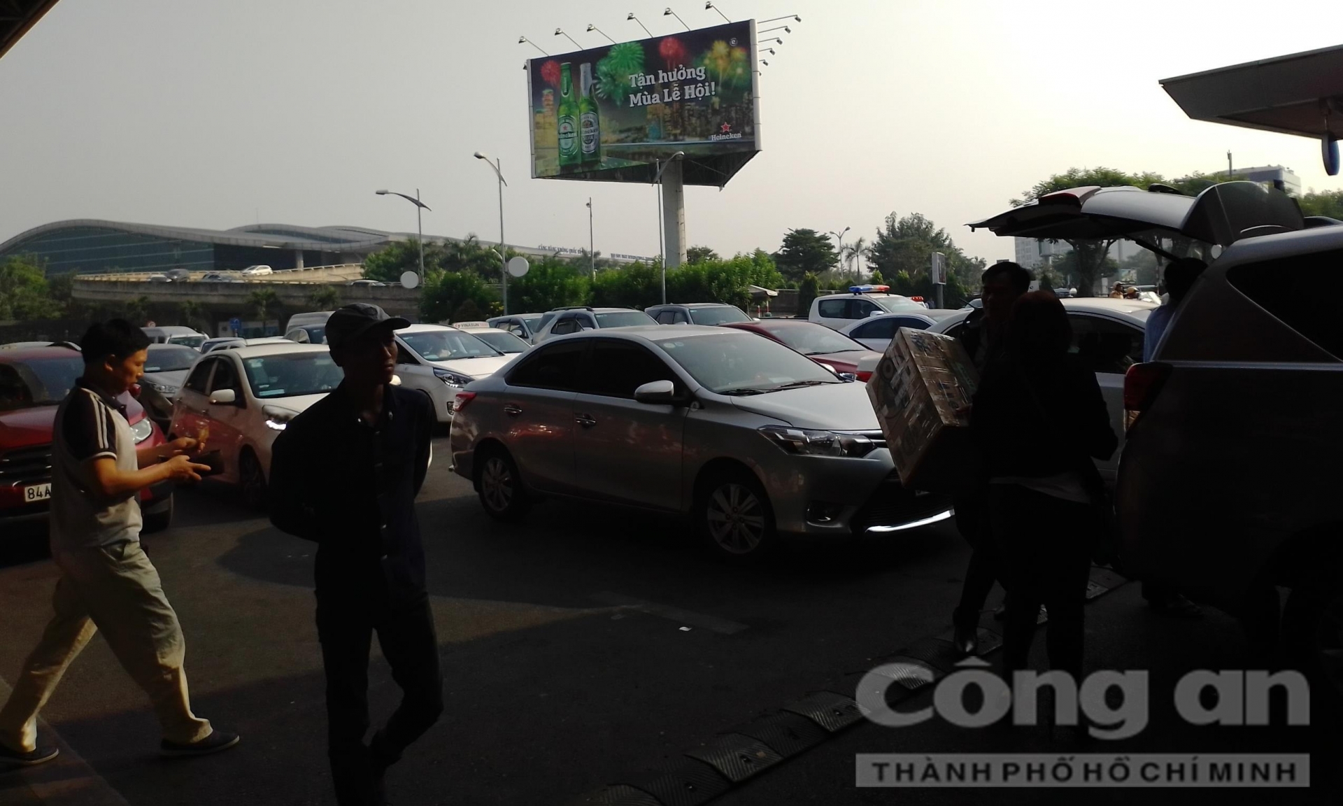 nguoi gia tre em met moi va vat o san bay tan son nhat cho duoc ve que don tet