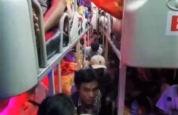 video 3 xe may bat ngo dung giua duong bi taxi huc vang