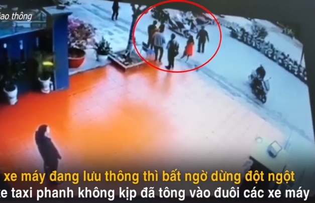 video xe tai dam xe lam duong toe khoi huc vang cac cong nhan xuong muong