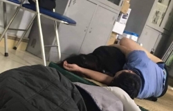 nam bac si bi to om nu sinh thuc tap ngu trong ca truc neu ly do coi quan dai