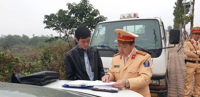 tai xe xe buyt bi phat 17 trieu dong vi say ruou van lai xe cho khach