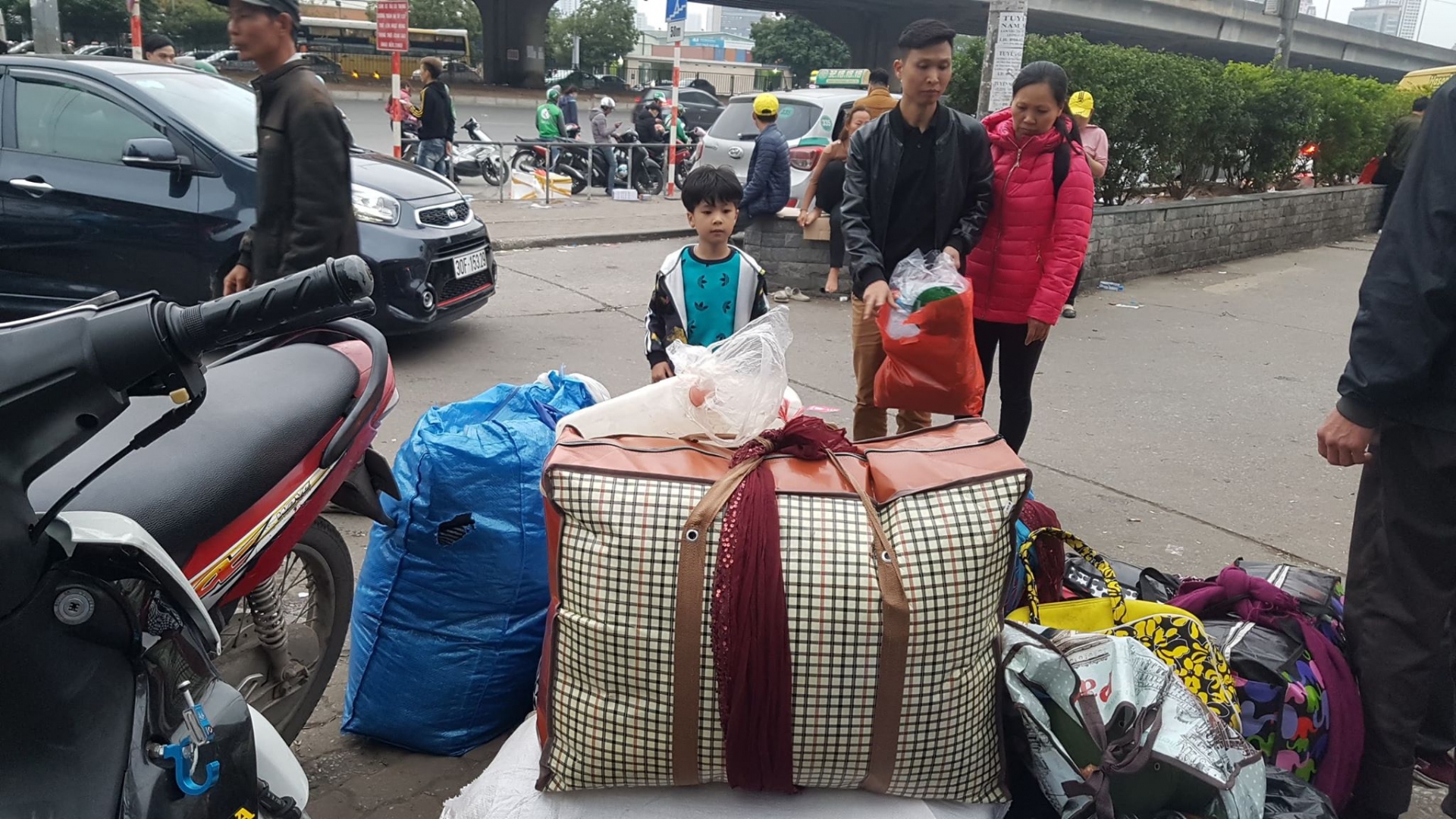 nhieu ben xe diu hiu ngay 28 tet