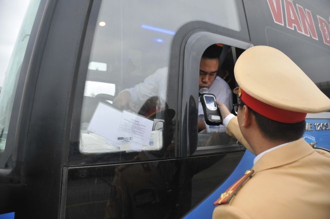 xu phat gan 400 truong hop vi pham nong do con ngay mung 1 tet