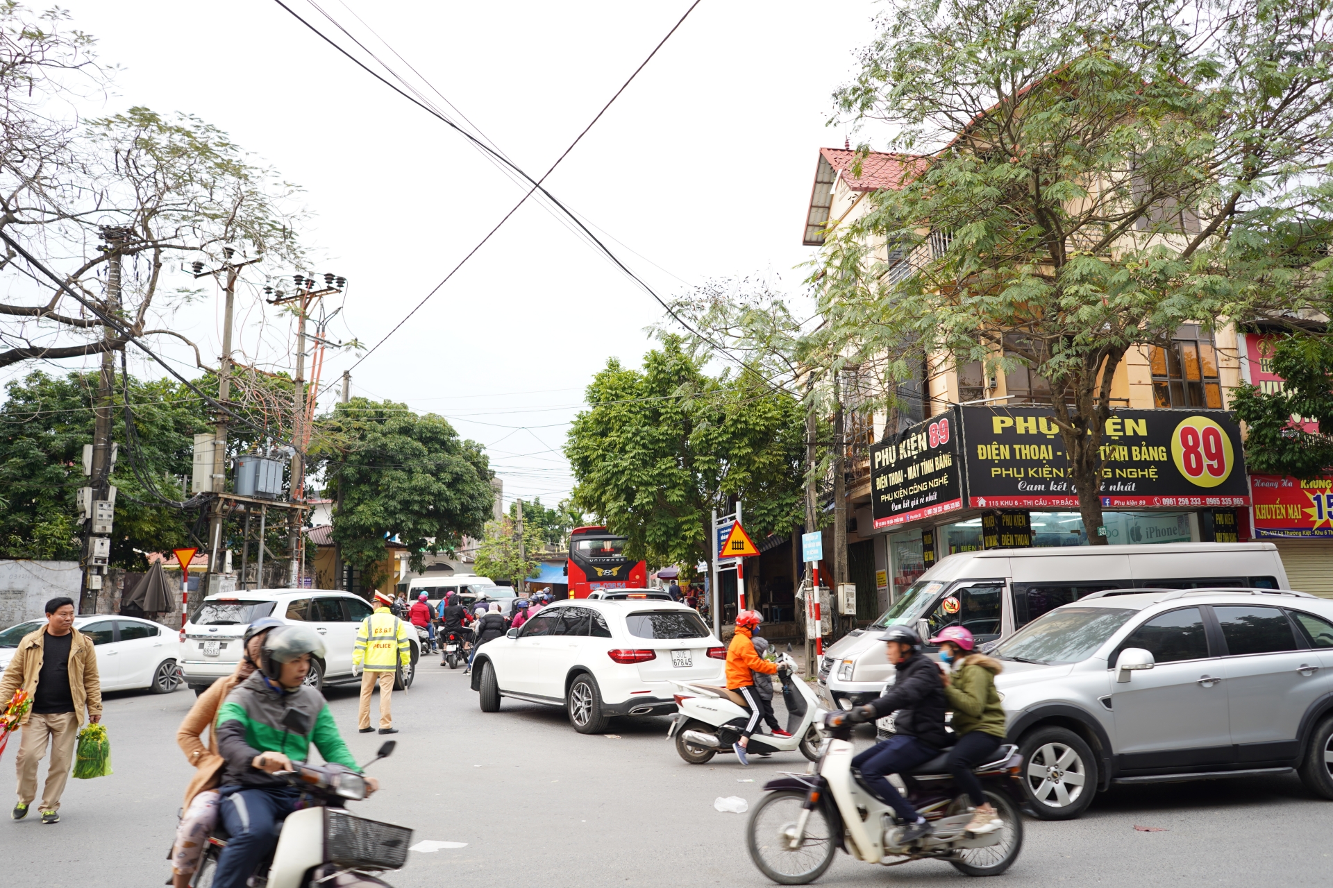 bien nguoi chen chan do ve den ba chua kho xin loc dau nam