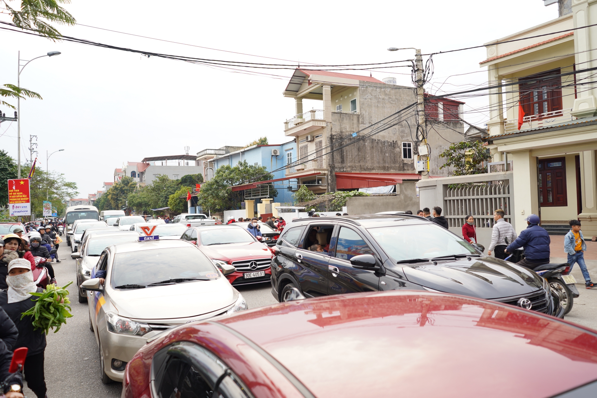 bien nguoi chen chan do ve den ba chua kho xin loc dau nam