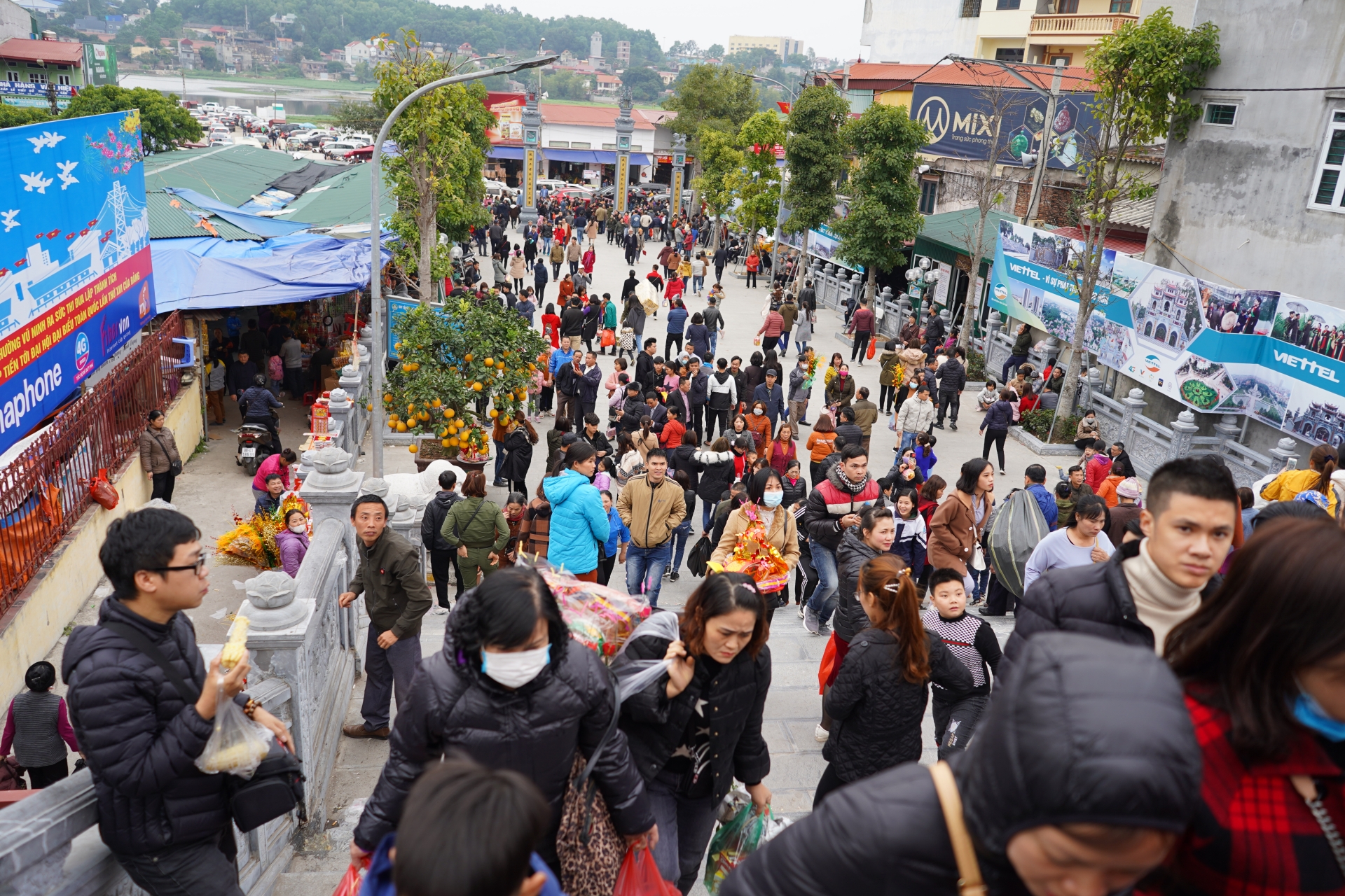 bien nguoi chen chan do ve den ba chua kho xin loc dau nam