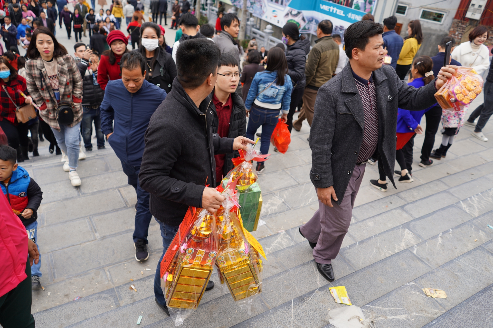 bien nguoi chen chan do ve den ba chua kho xin loc dau nam