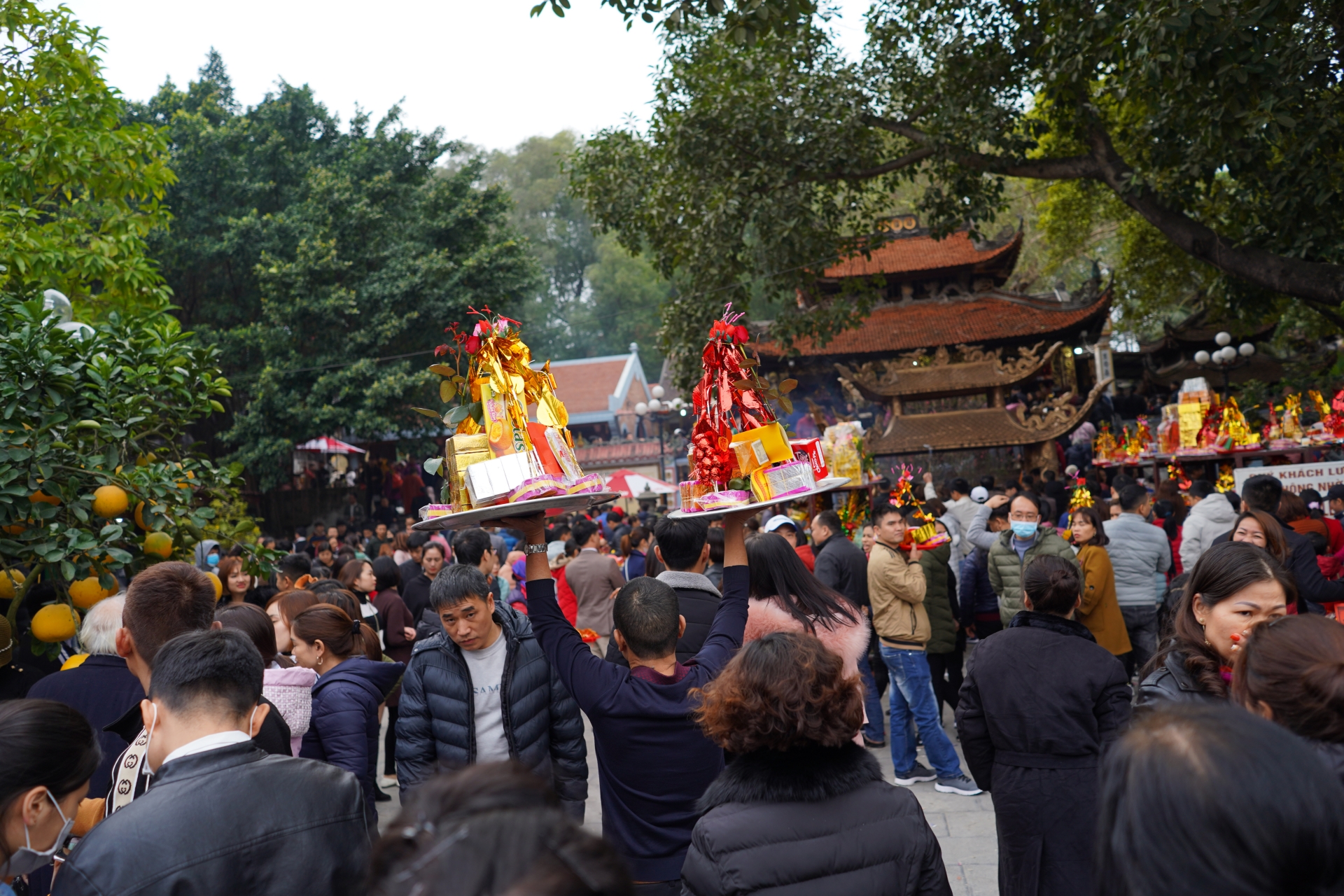 bien nguoi chen chan do ve den ba chua kho xin loc dau nam