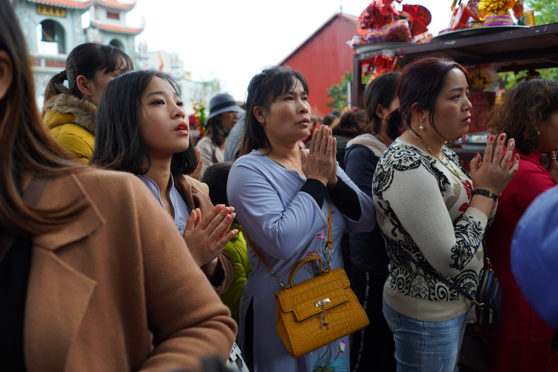 bien nguoi chen chan do ve den ba chua kho xin loc dau nam