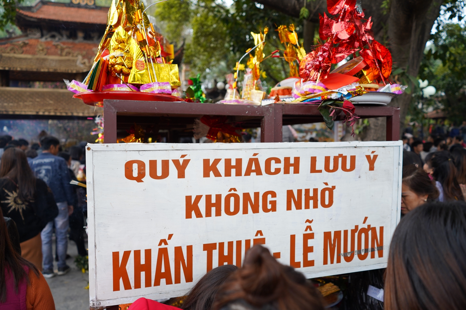 bien nguoi chen chan do ve den ba chua kho xin loc dau nam