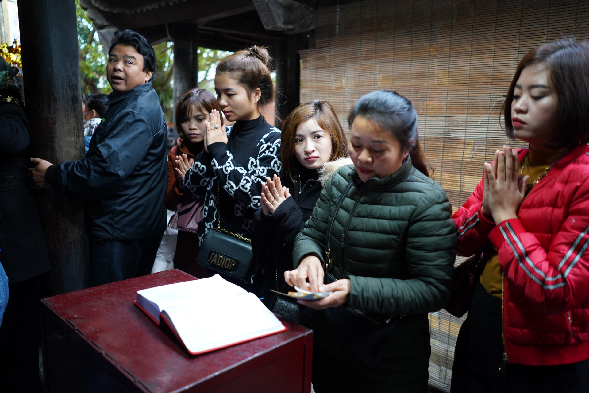 bien nguoi chen chan do ve den ba chua kho xin loc dau nam
