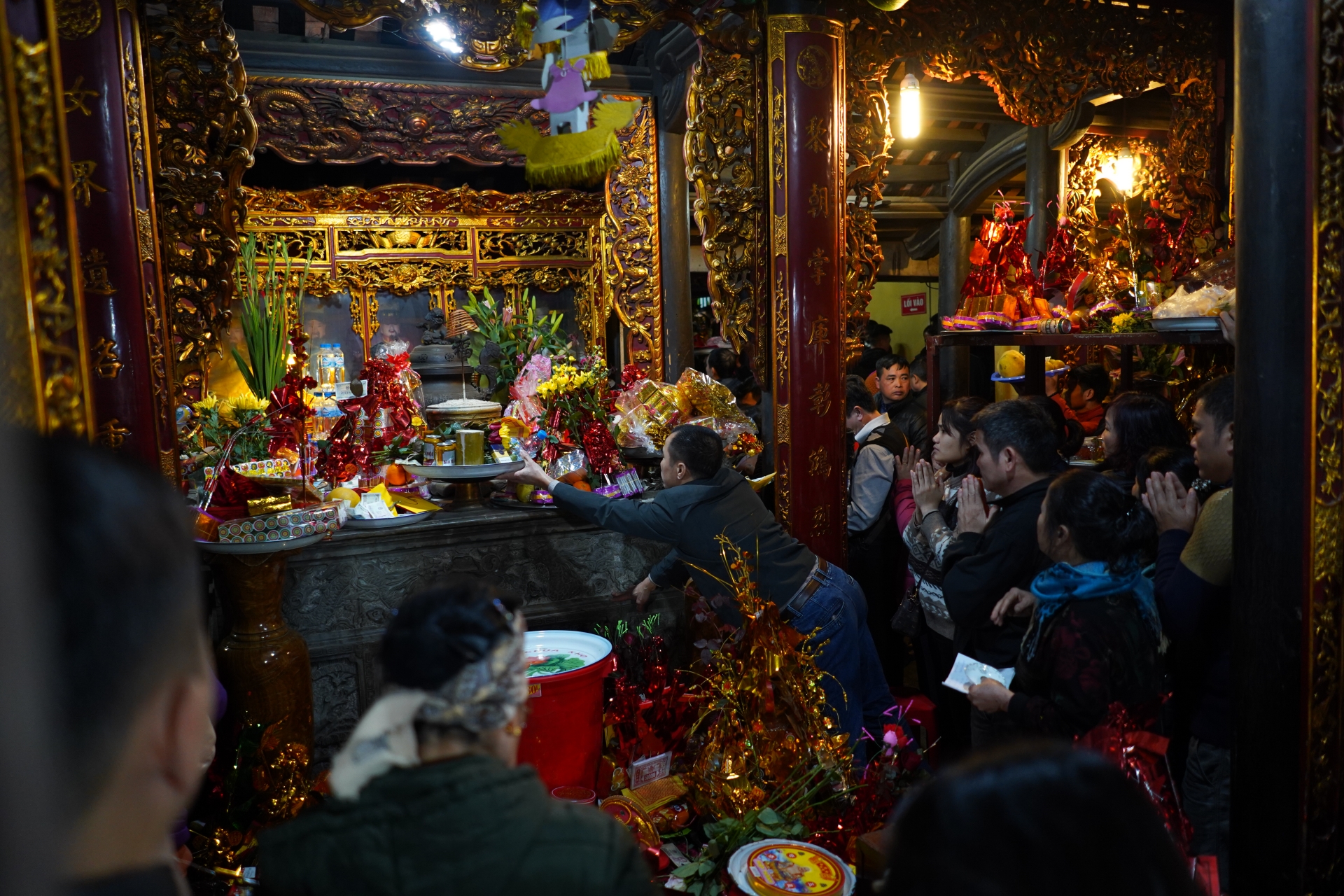 bien nguoi chen chan do ve den ba chua kho xin loc dau nam