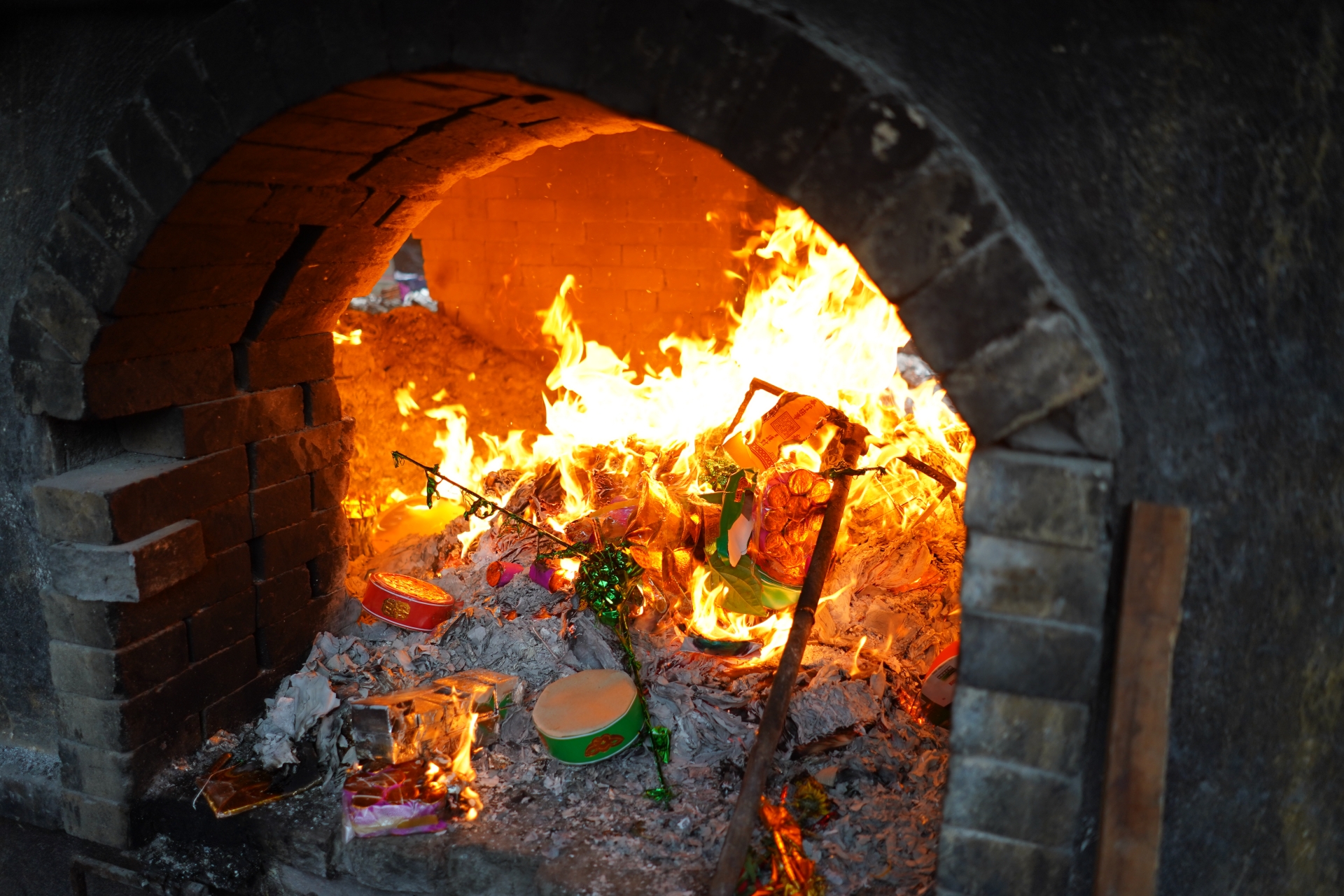 bien nguoi chen chan do ve den ba chua kho xin loc dau nam