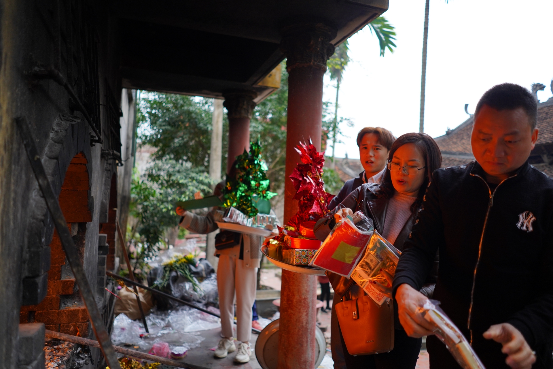 bien nguoi chen chan do ve den ba chua kho xin loc dau nam