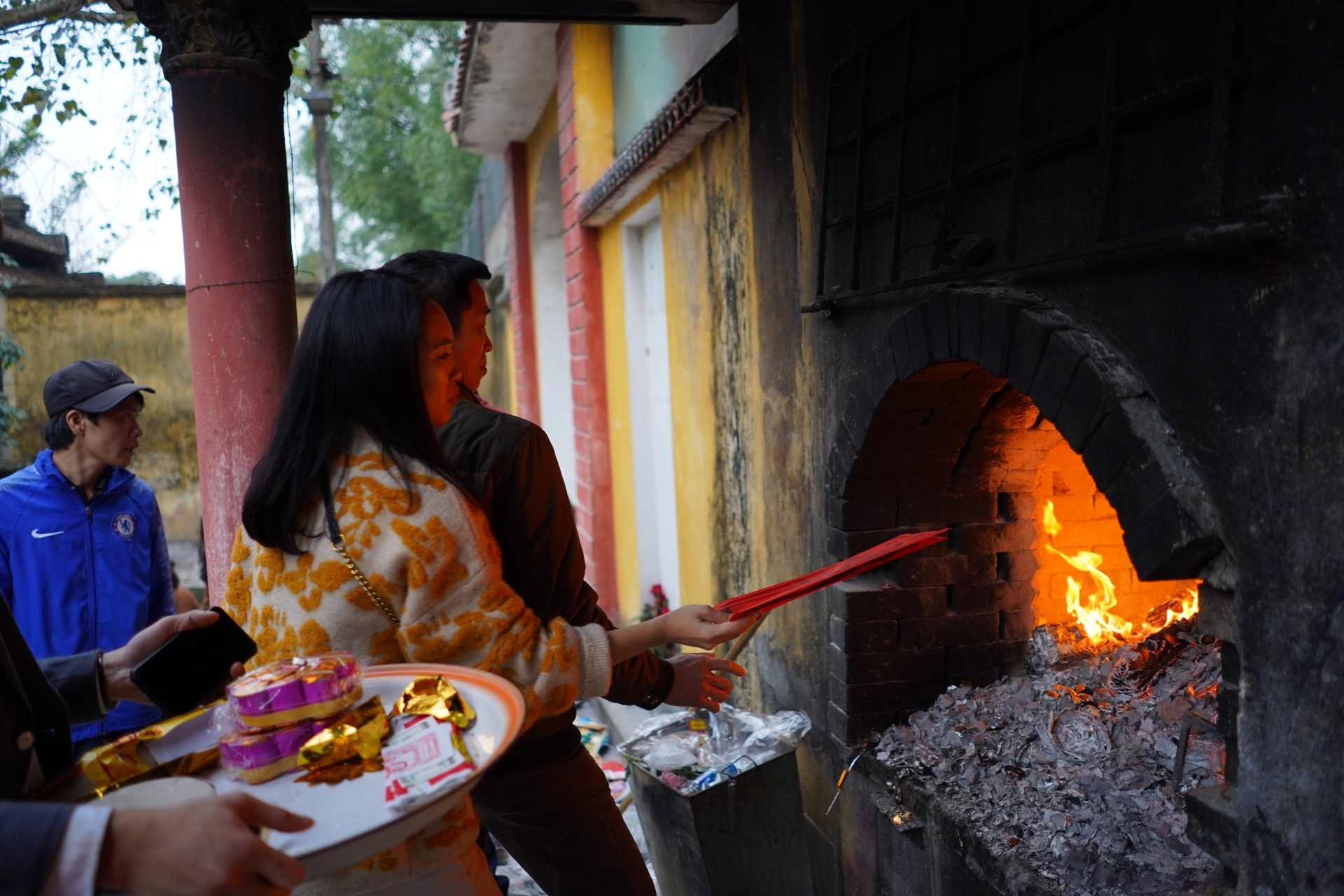 bien nguoi chen chan do ve den ba chua kho xin loc dau nam