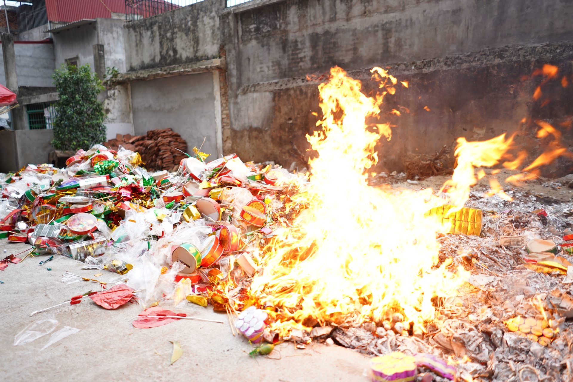 bien nguoi chen chan do ve den ba chua kho xin loc dau nam