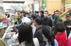 Video: Người dân Hà Nội chen chân, tranh nhau mua khẩu trang phòng virus corona