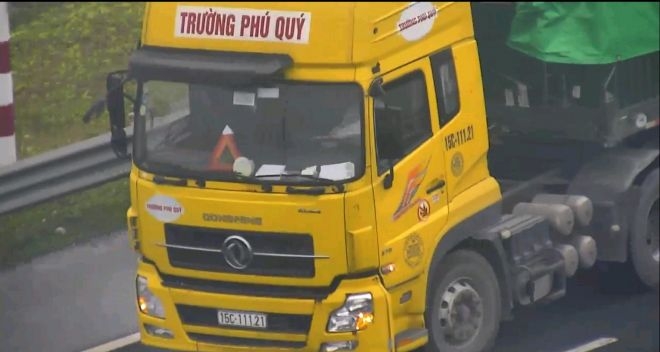 xu phat 17 trieu dong lai xe dau keo di lui tren cao toc ha noi hai phong