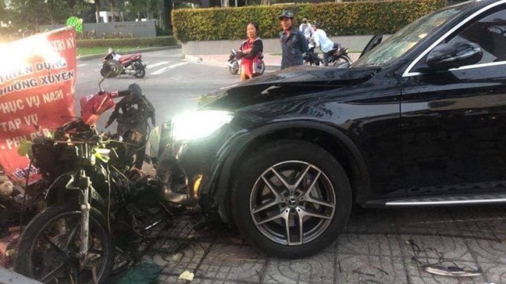 tai xe mercedes tong nu tiep vien hang khong trong thuong khai bi ket chan ga