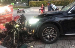 thuc nghiem hien truong xe mercedes tong trong thuong nu tiep vien hang khong