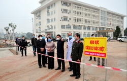 den chua ha noi vang khach di le do lo ngai virus corona