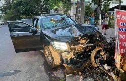 truoc khi tong nu tiep vien hang khong trong thuong xe mercedes chay 95kmh