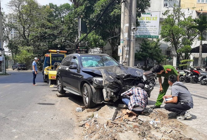 thuc nghiem hien truong xe mercedes tong trong thuong nu tiep vien hang khong