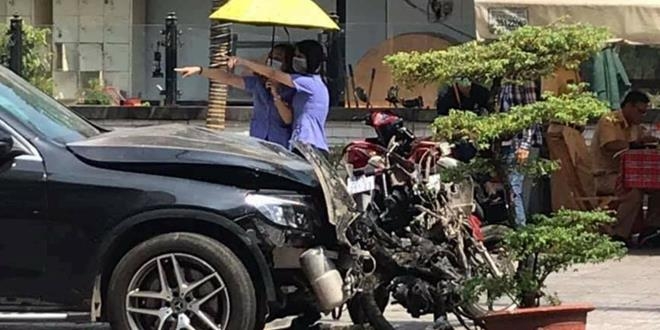 thuc nghiem hien truong xe mercedes tong trong thuong nu tiep vien hang khong