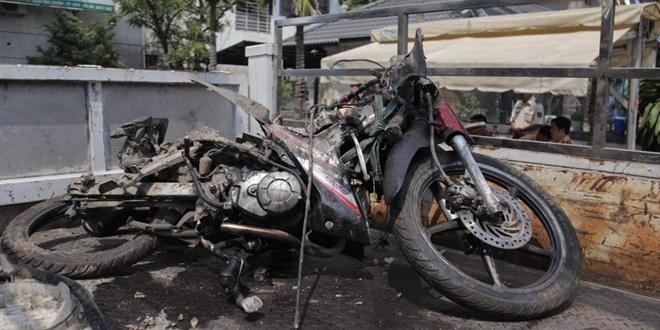 thuc nghiem hien truong xe mercedes tong trong thuong nu tiep vien hang khong