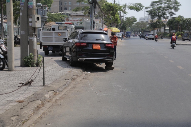 thuc nghiem hien truong xe mercedes tong trong thuong nu tiep vien hang khong