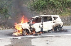 o to phat no roi boc chay du doi 2 nguoi tu vong