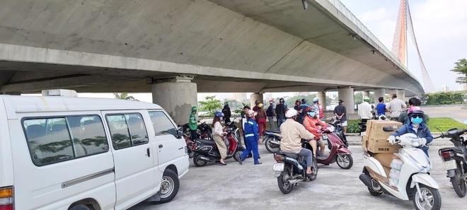 phat hien vali chua thi the bi chat thanh nhieu khuc troi tren song han