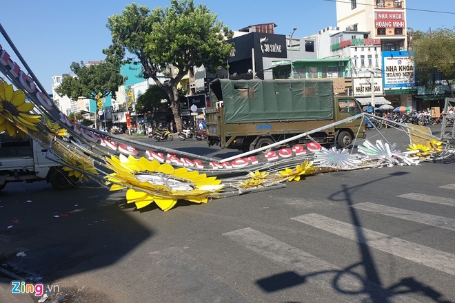 cong chao chuc mung nam moi do sap de 2 nguoi bi thuong