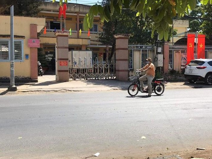 nam thanh nien xong vao tru so cong an dam tu vong dan phong