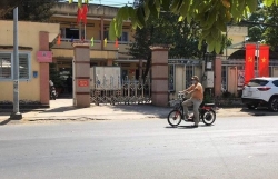 nam thanh nien xong vao tru so cong an dam tu vong dan phong